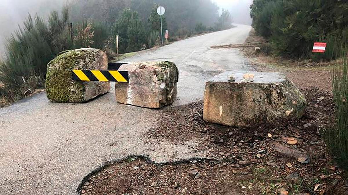 Bloques de piedras en la carretera que comunica Navasfrías con Portugal.