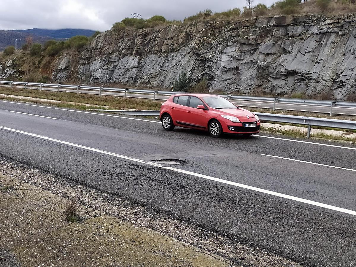 Los conductores han de cambiar de carril para evitar dañar los coches por los baches y las ondulaciones del firme.