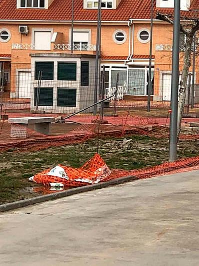 Vallas caídas y mallas por el suelo en la plaza de las Culturas.