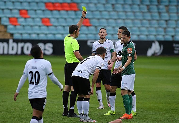 Tarjeta amarilla a Delorenzi en el choque del Salamanca-Racing de Ferrol.