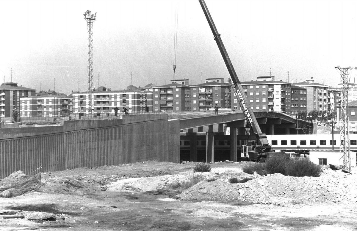 Construcción del viaducto entre Garrido y Puente Ladrillo en 1994.