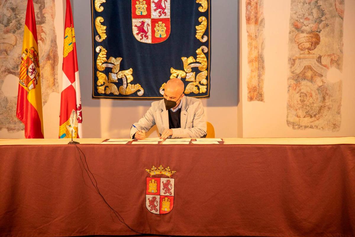 Lorenzo Lasa, secretario de FEUSOCYL, firma el acuerdo