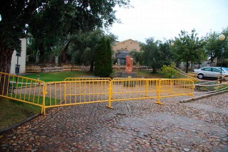 El parque anexo a la residencia pública con espacio para los mayores.