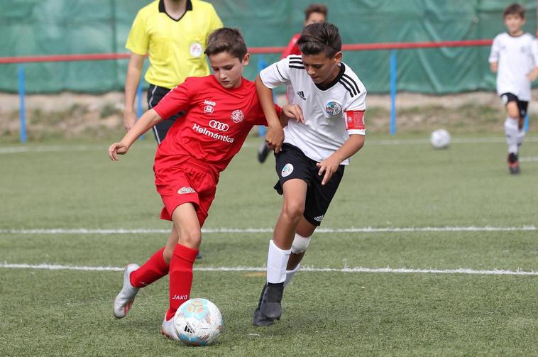 Duelo entre equipos del Hergar y el Salamanca UDS en el fútbol base.