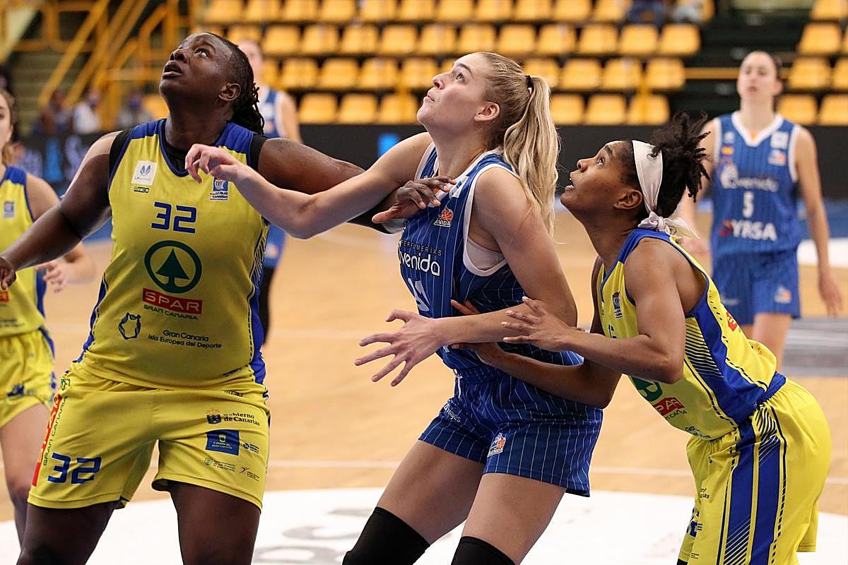 Bella Alarie ante dos rivales del Gran Canaria.