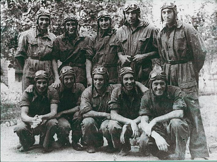 Jóvenes pilotos republicanos en Kirovabad en la primavera de 1939: Hermógenes es el segundo por la izquierda de los agachados.