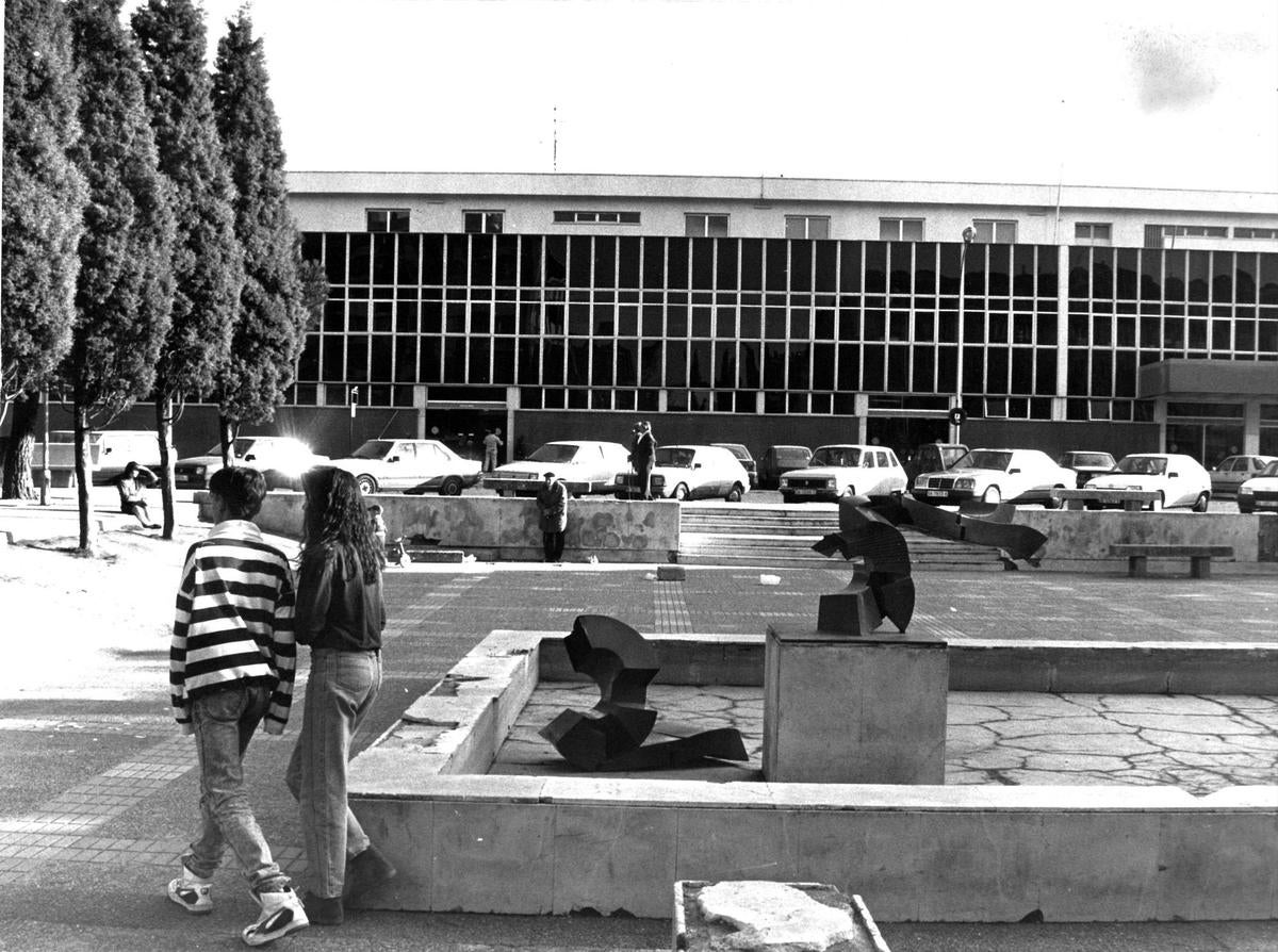 Estación de 1972 y que sobrevivió hasta el año 2.000. Delante, la plaza y la escultura de Martín Chirino.