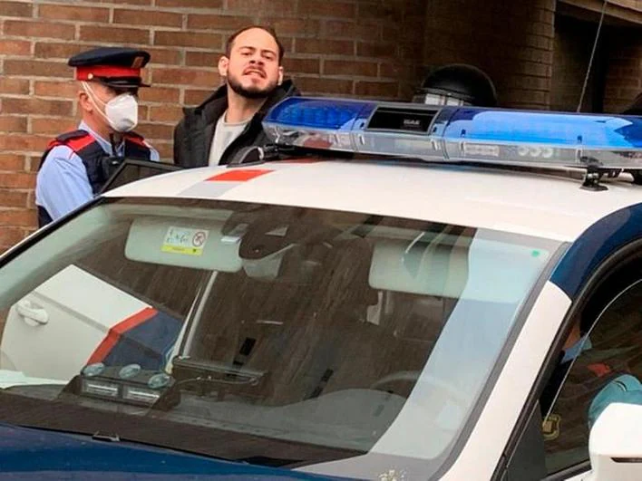 Introducen detenido en el coche de policía al rapero Pablo Hasel.