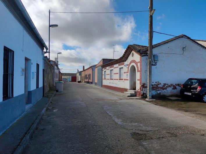 Calle Economía de Villar de Gallimazo donde el Ayuntamiento vende una casa para comprar un solar.