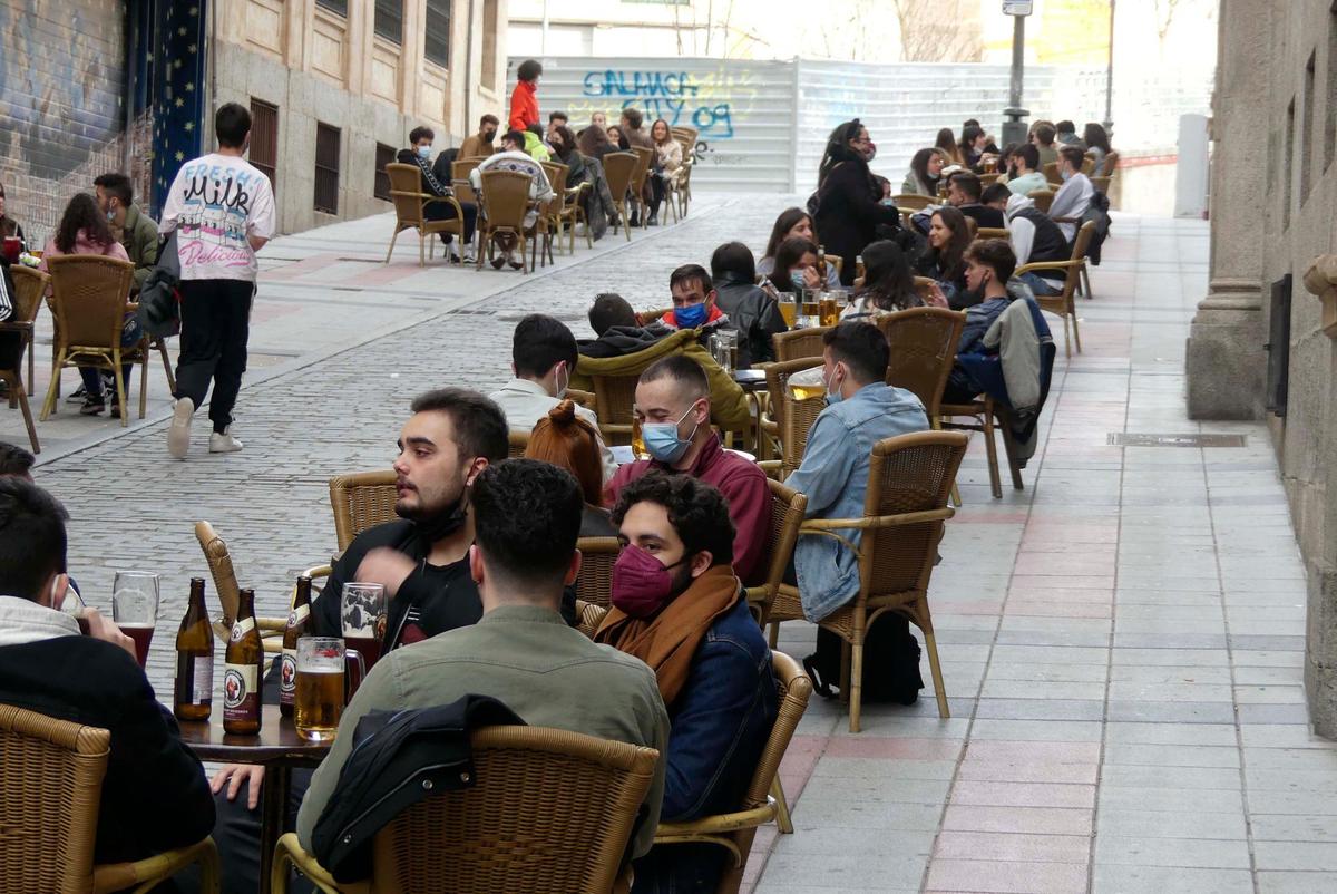 Jóvenes en terrazas en una calle céntrica de la ciudad.