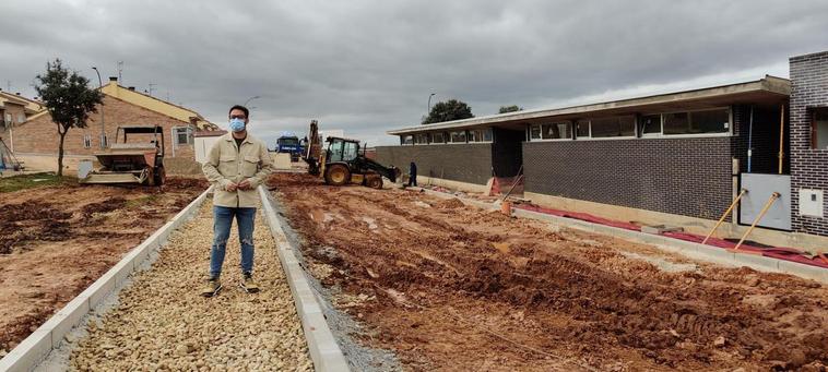 El alcalde, Guillermo Rivas, junto a las obras en Peñasolana.