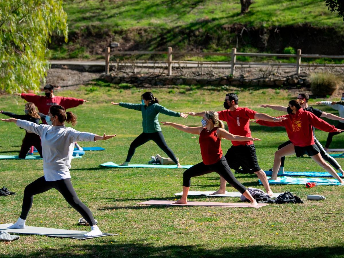 Varias personas practican deporte al aire libre