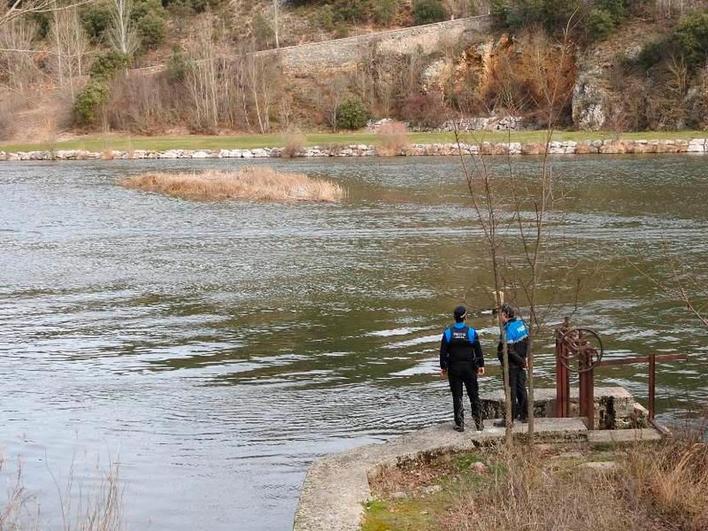 Miembros de la Policía Local en la zona donde desapareció el joven.