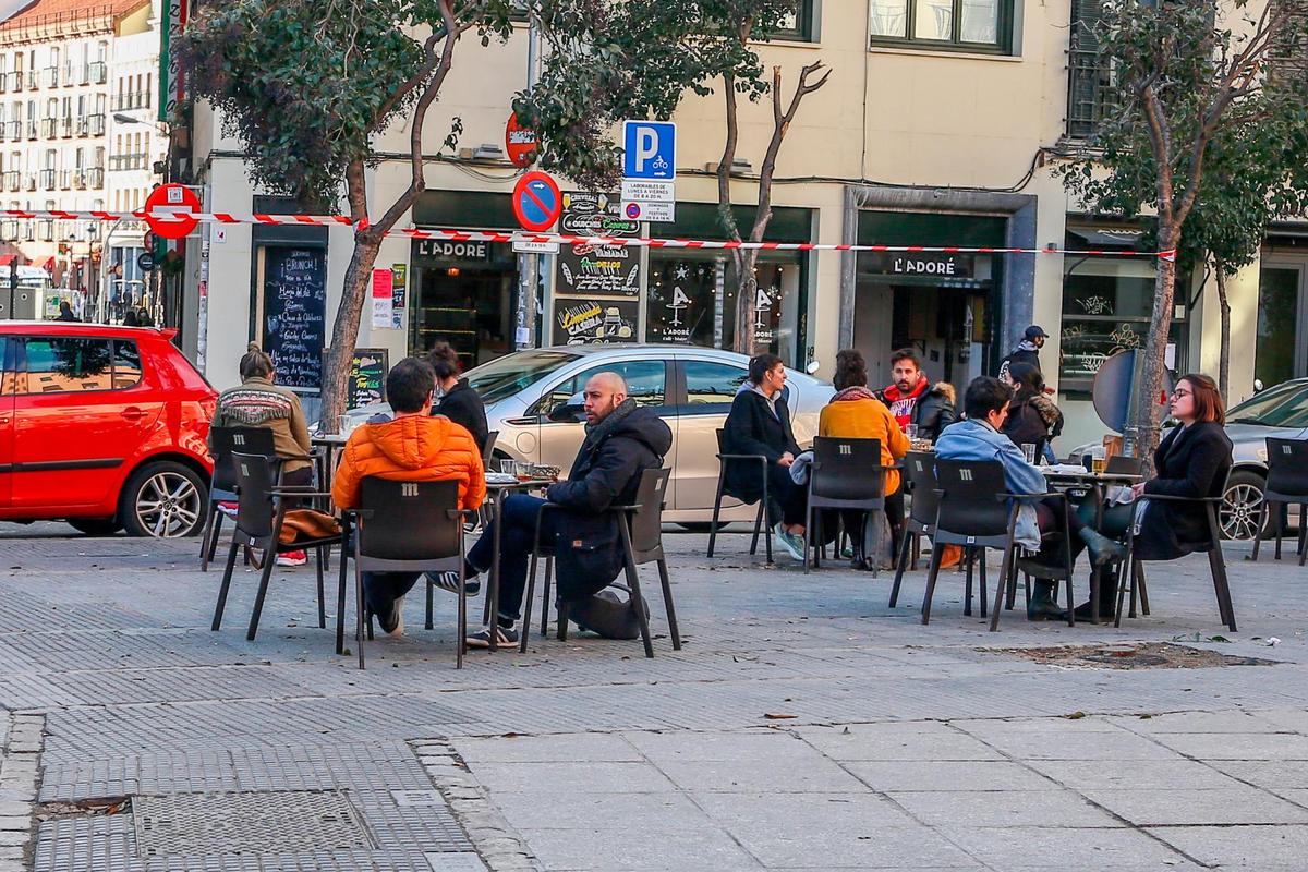 Clientes en la terraza de un bar.