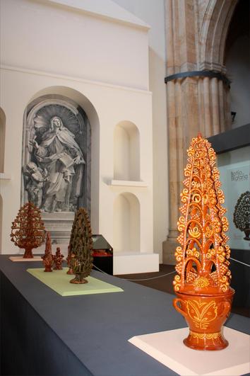 Algunas piezas de la colección en la exposición de la Basílica con la imagen de Santa Teresa al fondo.