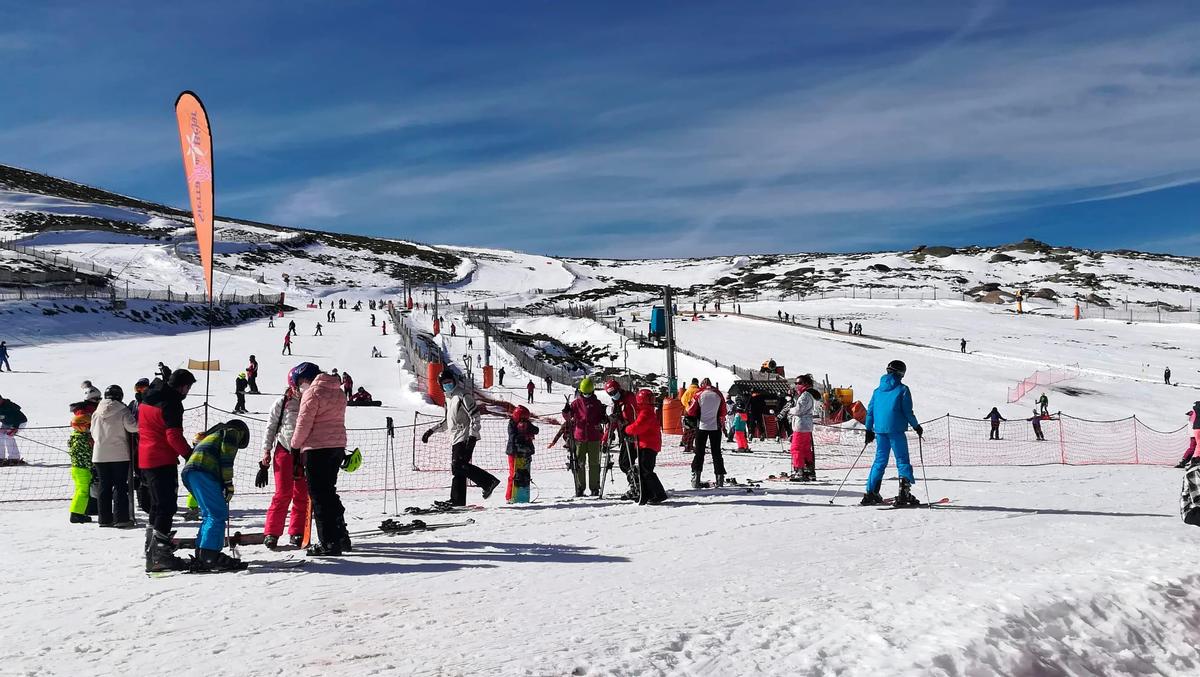 Imagen de esquiadores el domingo en La Covatilla, jornada de Carnaval con más afluencia de público.