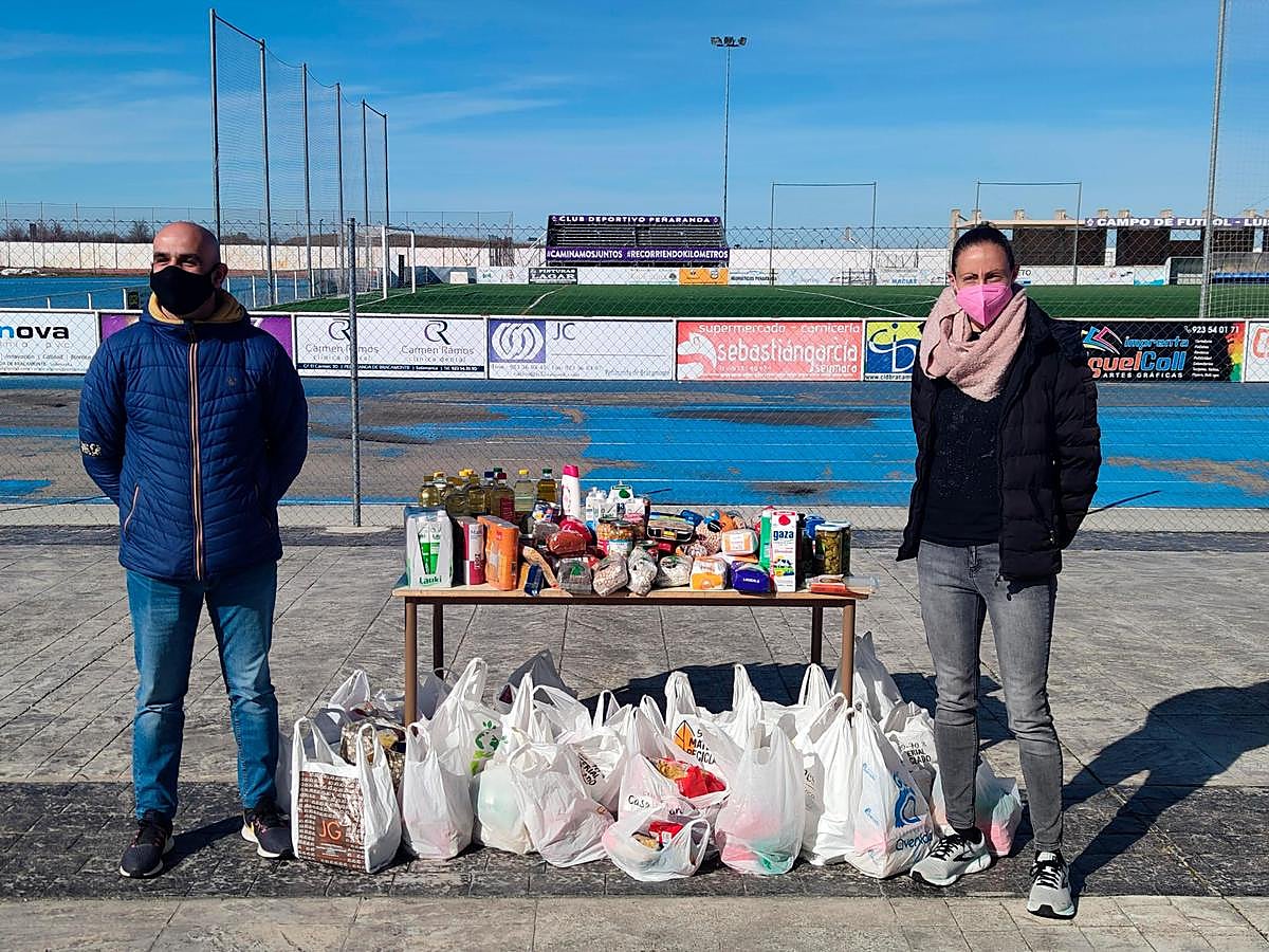 Carlos Leonardo, presidente del Club Deportivo Peñaranda, y la edil Pilar García, con los alimentos.