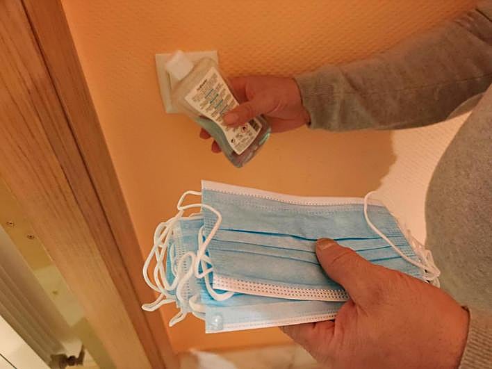 Los falsos vendedores ofrecen gel y mascarillas.