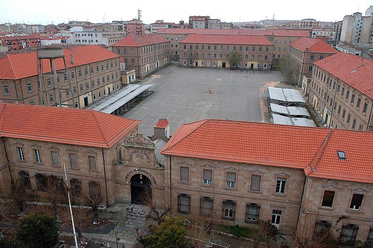 El cuartel Julián Sánchez ‘El Charro’, días antes del derribo en 2007, en el lugar donde hoy se ubica El Corte Inglés.