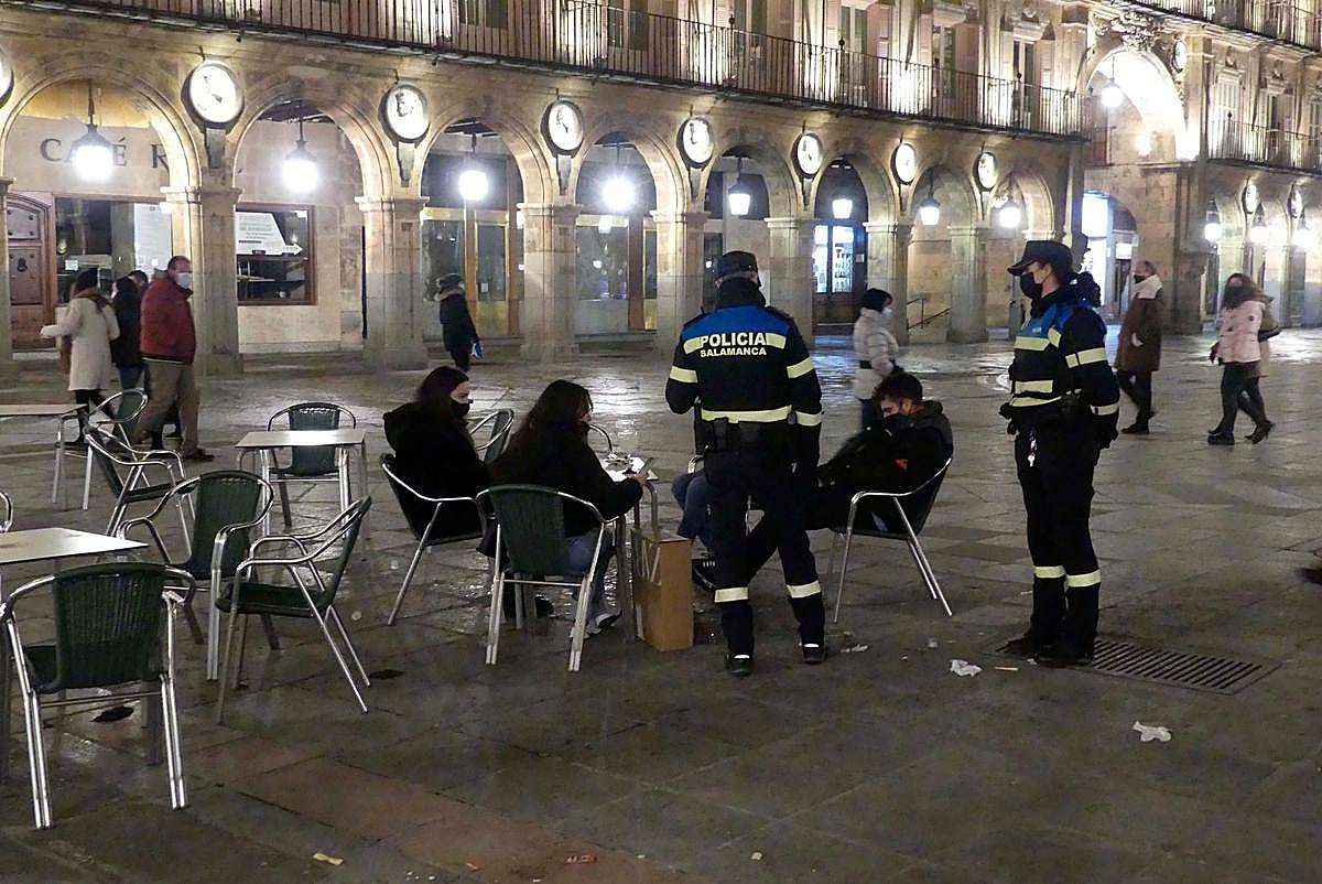 Una patrulla de la Policía local pidiendo documentación en la Plaza Mayor