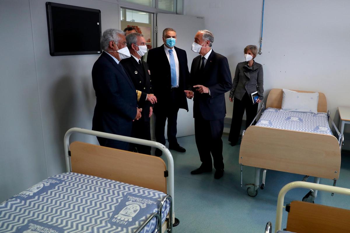 El presidente portugués en un hospital militar lisboeta