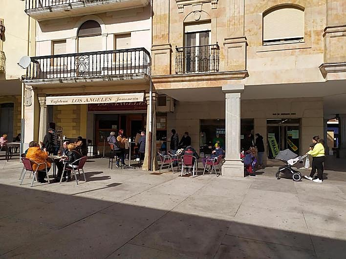 Las terrazas de la Plaza Mayor de Guijuelo estuvieron animadas este sábado.