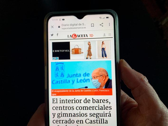 Un usuario consulta la edición digital de LA GACETA en su teléfono móvil