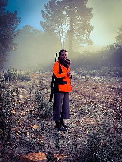 Una cazadora durante una jornada de montería.