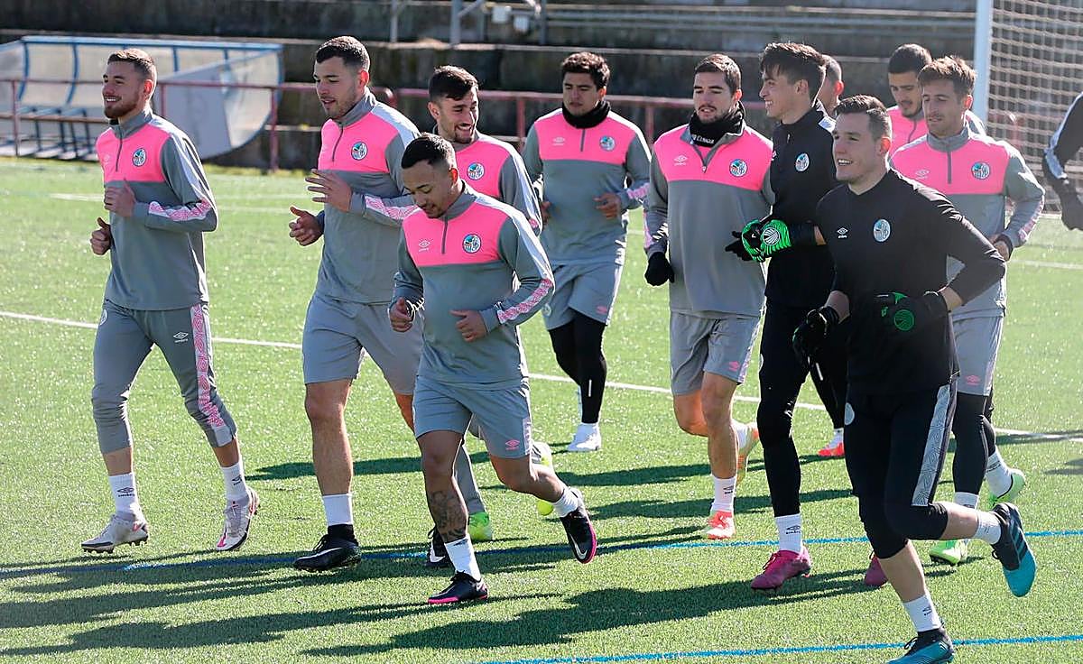 Juancho López, en primer término, durante el entrenamiento de este lunes.