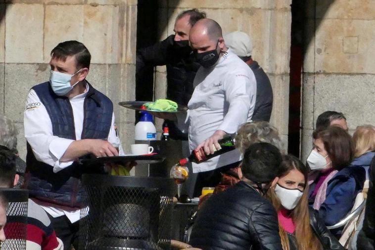 Dos camareros trabajando en un establecimiento de hostelería de la Plaza Mayor.