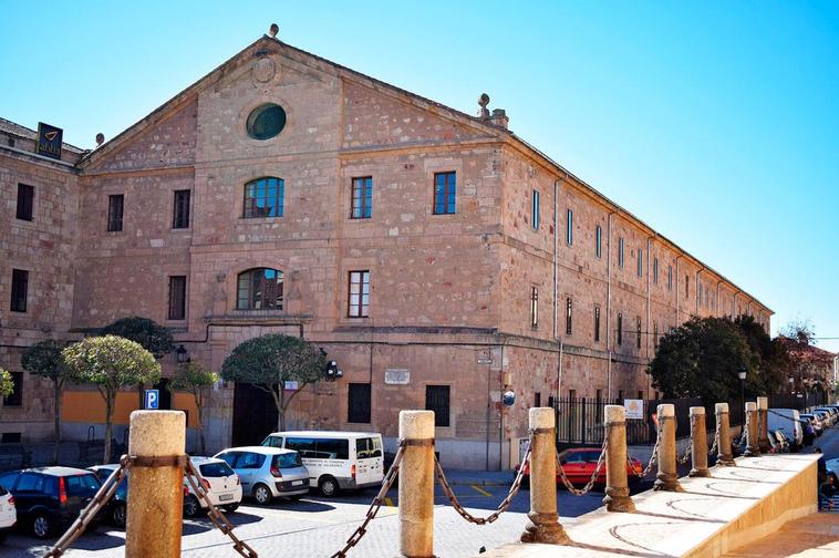 Entrada del colegio Maestro Ávila