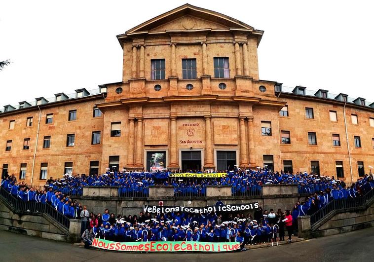 Alumnos frente a la fachada del colegio San Agustín