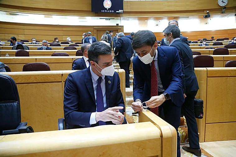 Pedro Sánchez y Fran Díaz, en el Senado.