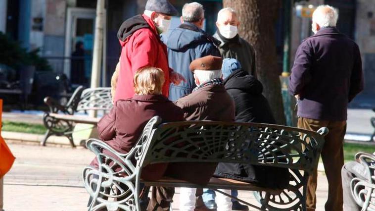 Varias personas mayores en el parque de La Alamedilla.