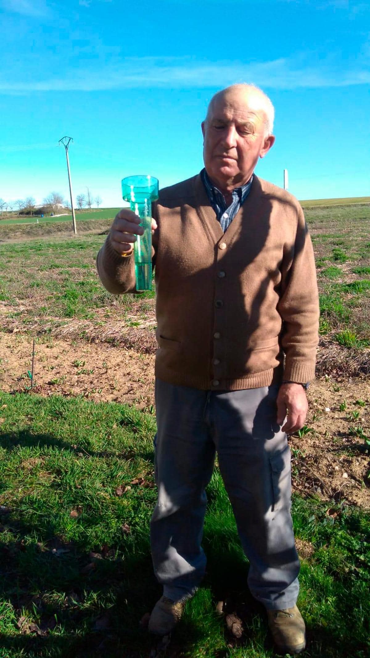 Ramiro muestra el pluviómetro, con 12 litros.
