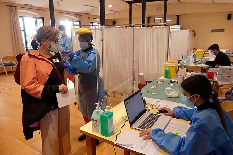 Turno de vacunación para los forenses menores de 55 años