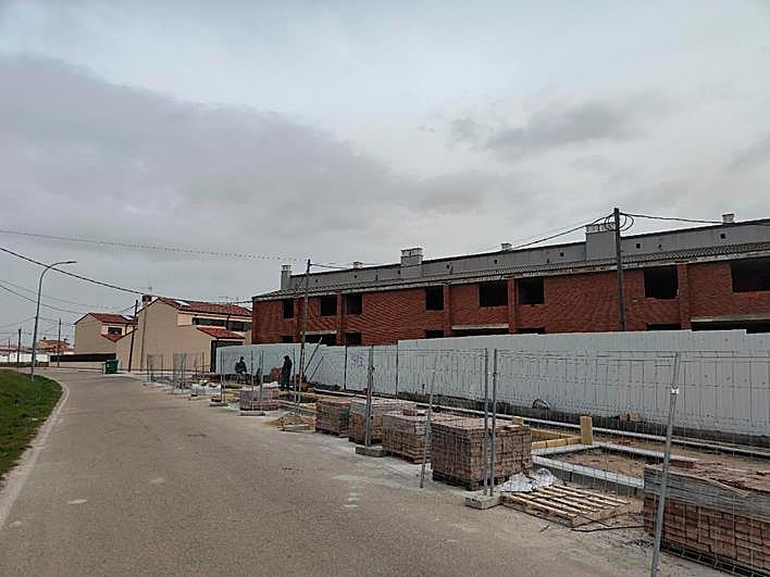 Antiguas viviendas abandonadas desde 2007 junto a la nueva promoción ya vendida.