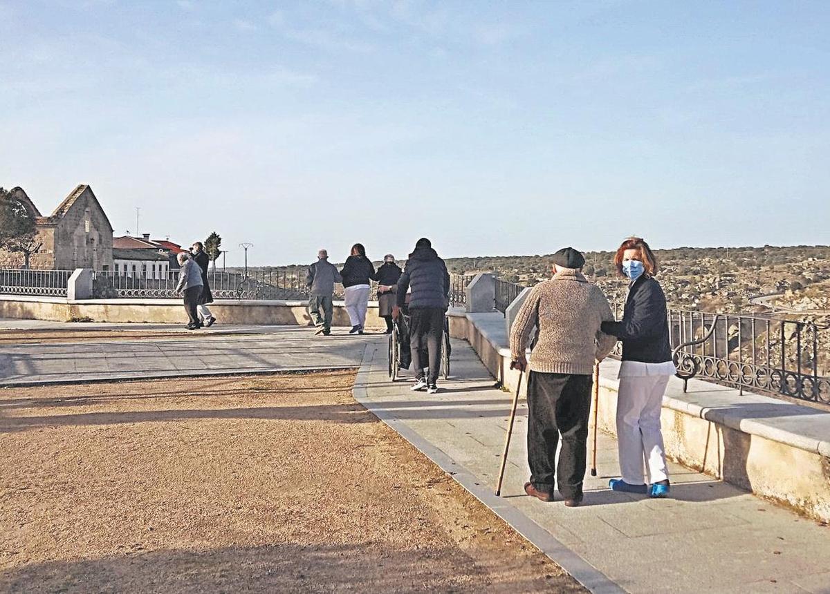 Los mayores de la residencia municipal de Ledesma ya han salido a dar su primer paseo.