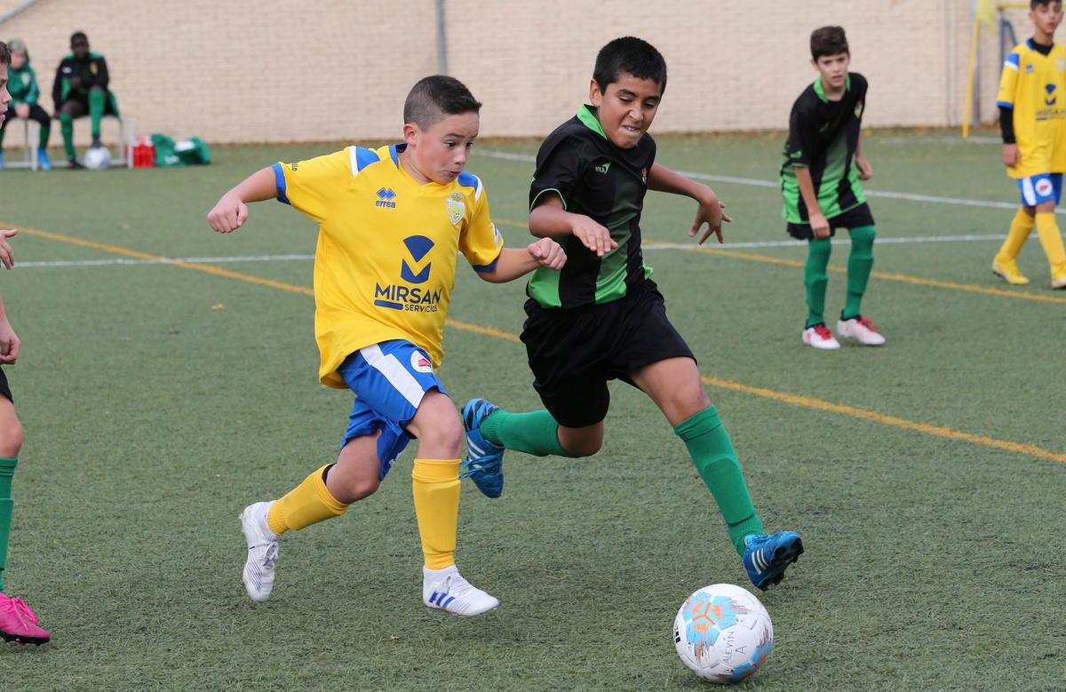 Partido de fútbol base entre equipos del Monterrey y el Jai Alai.