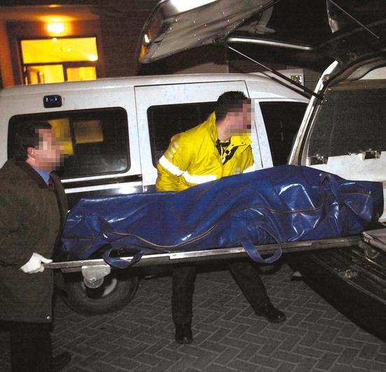 Servicios funerarios trasladan el cadáver del profesor la noche del asesinato, en febrero de 2002.