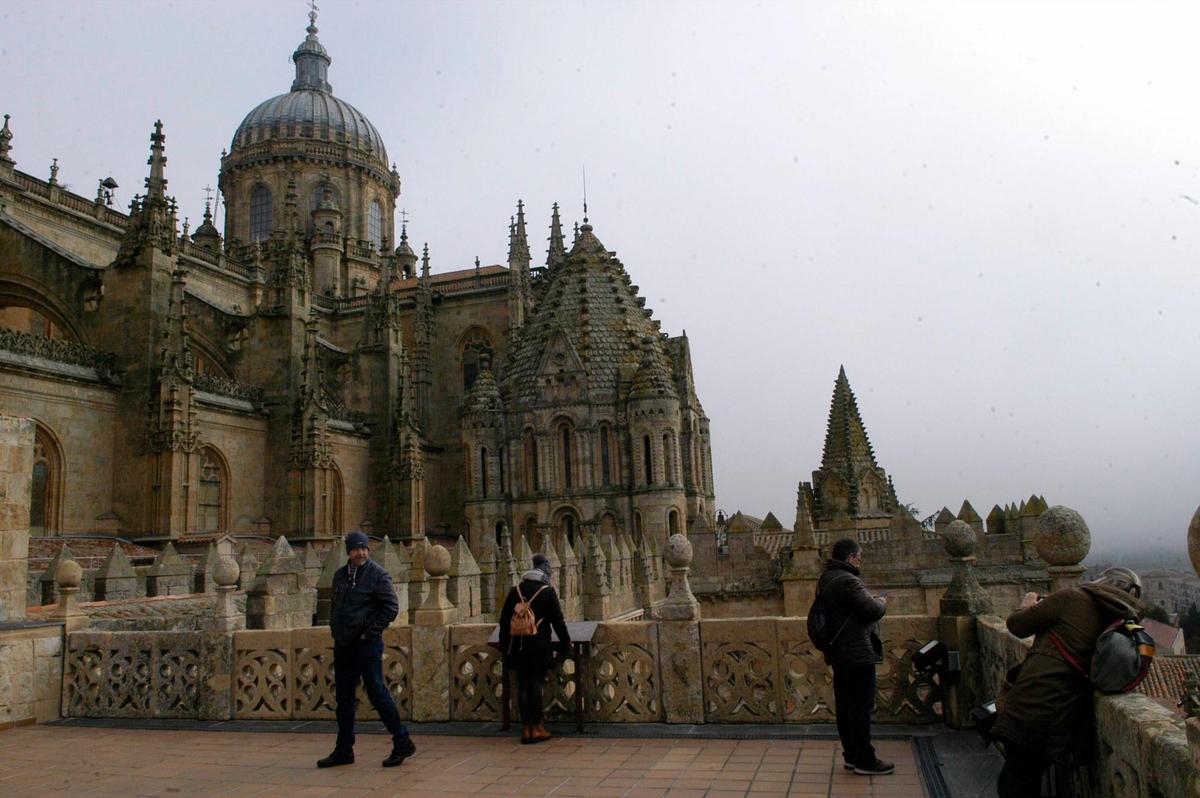 Turistas visitando las torres de la Catedral.