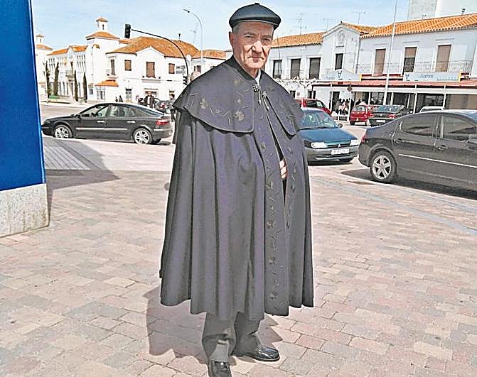 Antolín García luciendo una de las capas españolas bordadas a mano que confeccionaba en la sastrería.