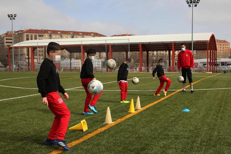 Canteranos del Pizarrales entrenando sin contacto en los campos de La Salud.