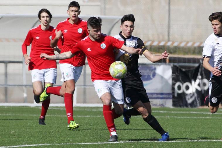 Grilo se lleva un balón ante Sergio, del Unionistas