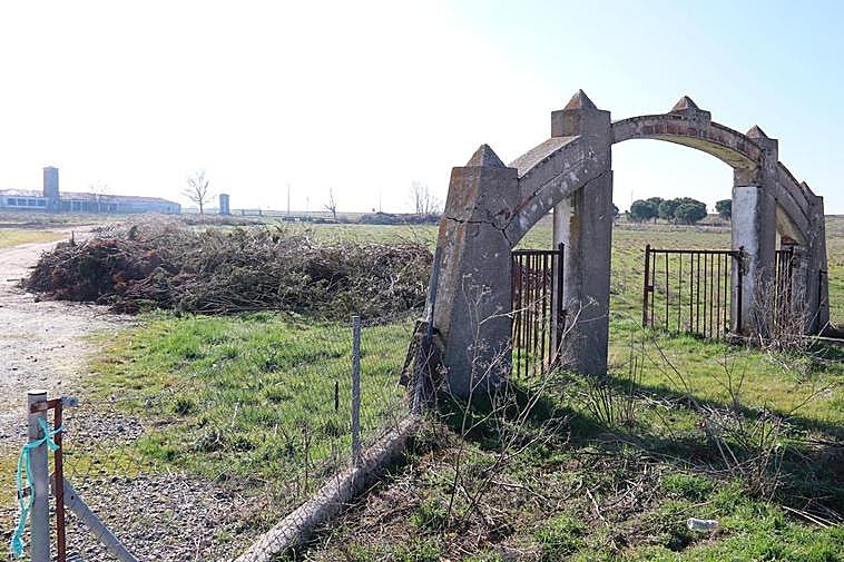 Muros agrietados y vallas oxidadas en el acceso principal a la finca municipal del Pradohorno.