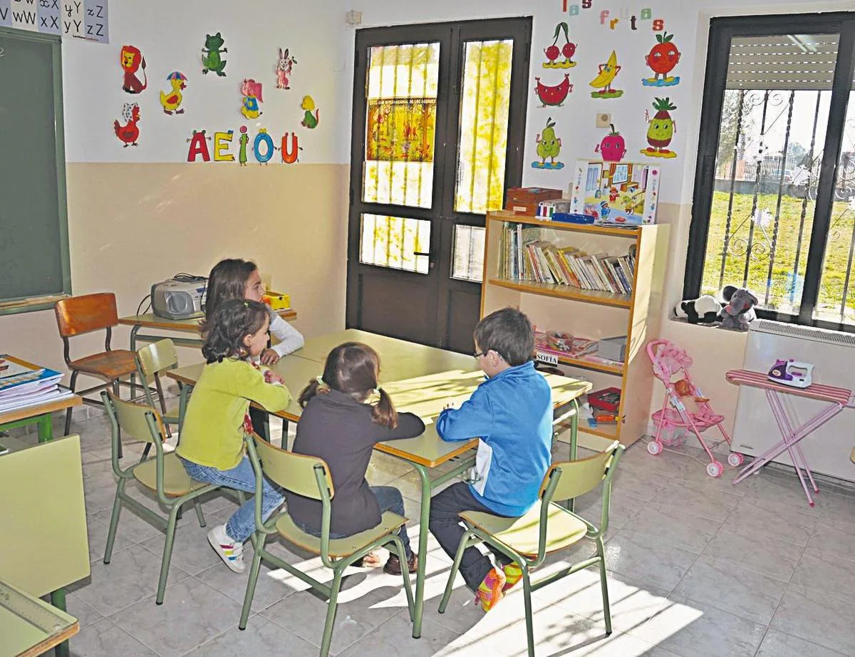 Niños de infantil en una clase en un colegio rural de Salamanca.