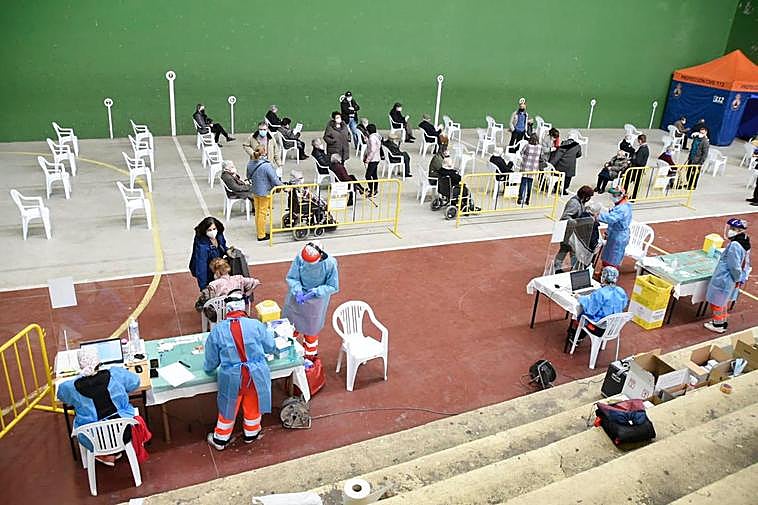 Vacunación masiva de mayores en el frontón San Nicolás de Vitigudino.