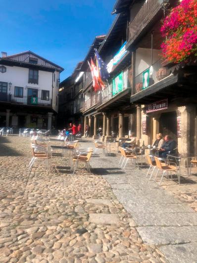 Terrazas de establecimientos hosteleros en la plaza de La Alberca.