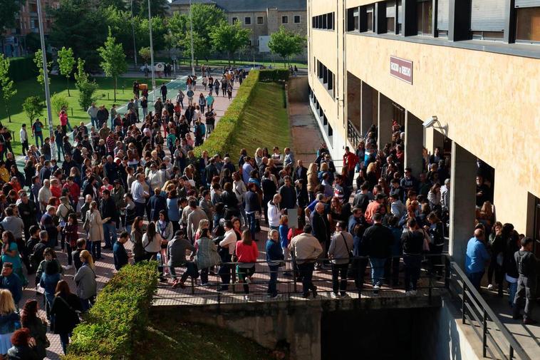 Opositores en el Campus Unamuno antes de entrar al examen hace tres años