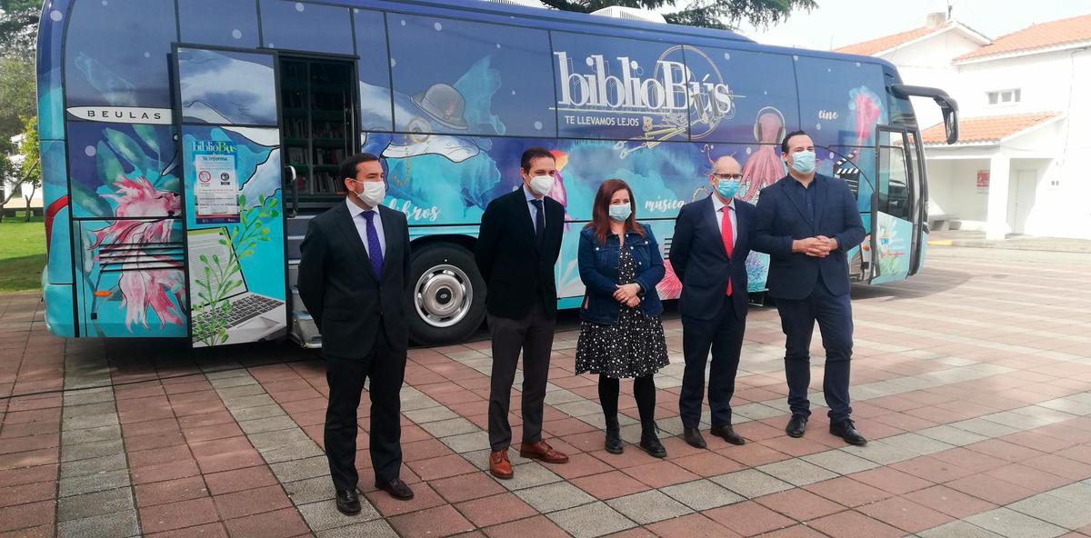 Eloy Ruiz Marcos, Raúl Fernando Sobrino, Maite García, Javier Iglesias y David Mingo junto al nuevo bibliobús